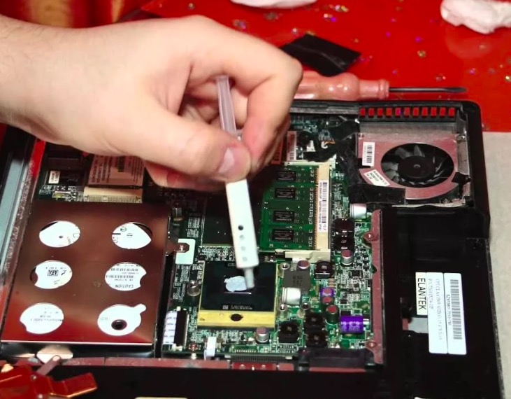 Чистка ноутбука от пыли и замена термопасты в Русско-Высоцком