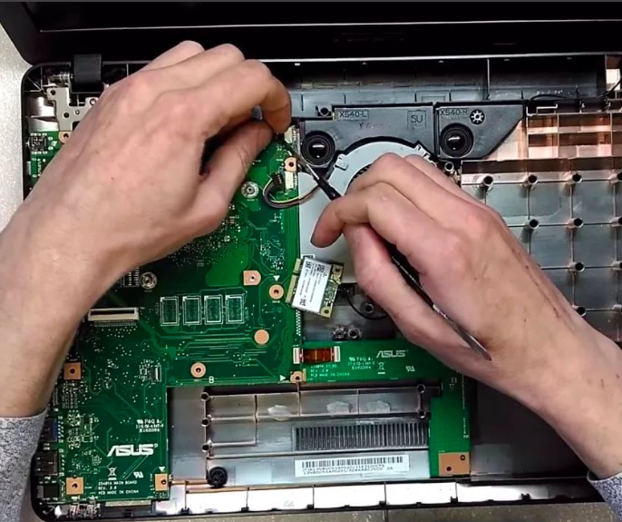 Замена материнской платы на ноутбуке в Русско-Высоцком
